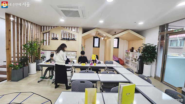 서울의 한 우리동네키움센터에서 수업에 참여하는 어린이들 
