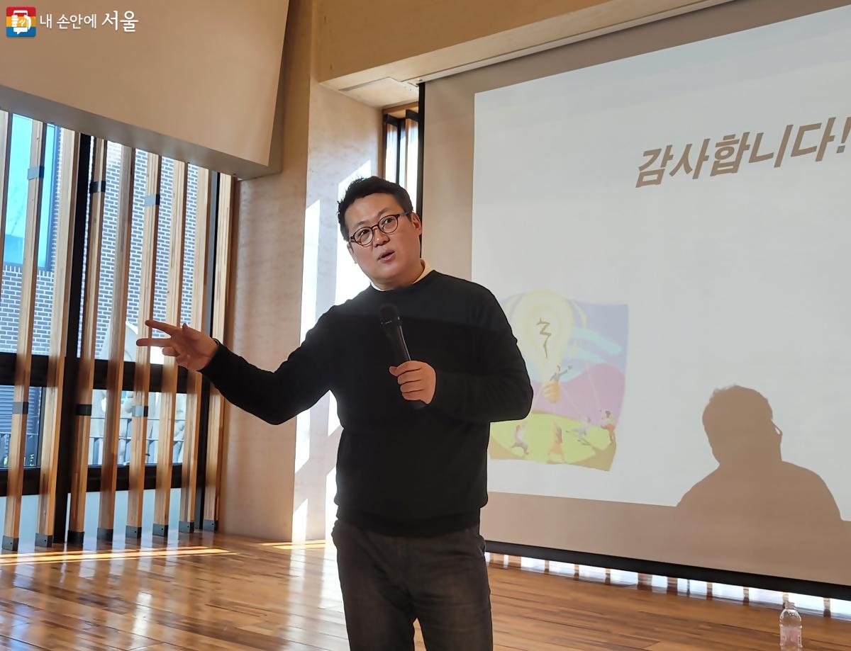 유익한 만큼이나 재미있는 강의를 펼친 김경일 교수 ©김윤경