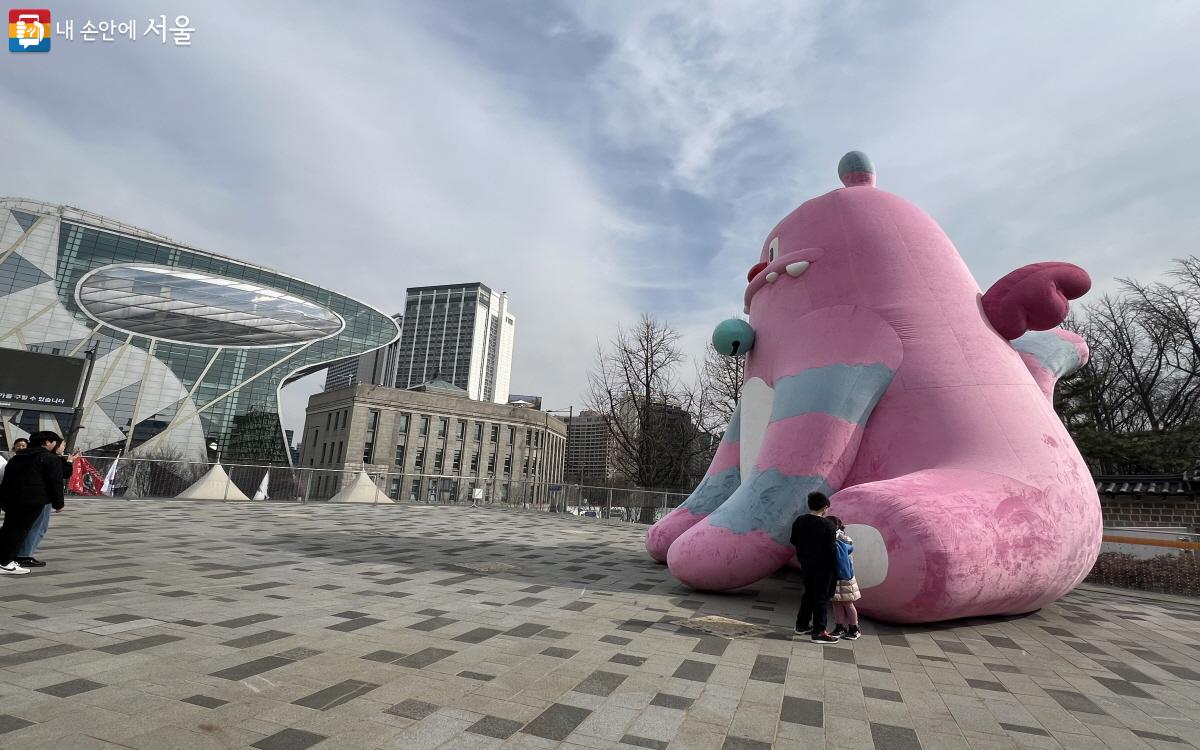 서울 신청사와 함께 찍은 해치 컷 ⓒ박지영