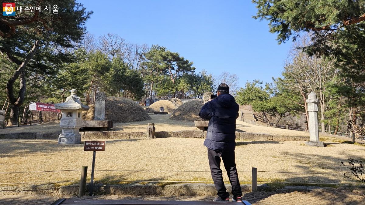 한 시민이 연산군 묘역에서 사진을 찍고 있다. ⓒ이선미 