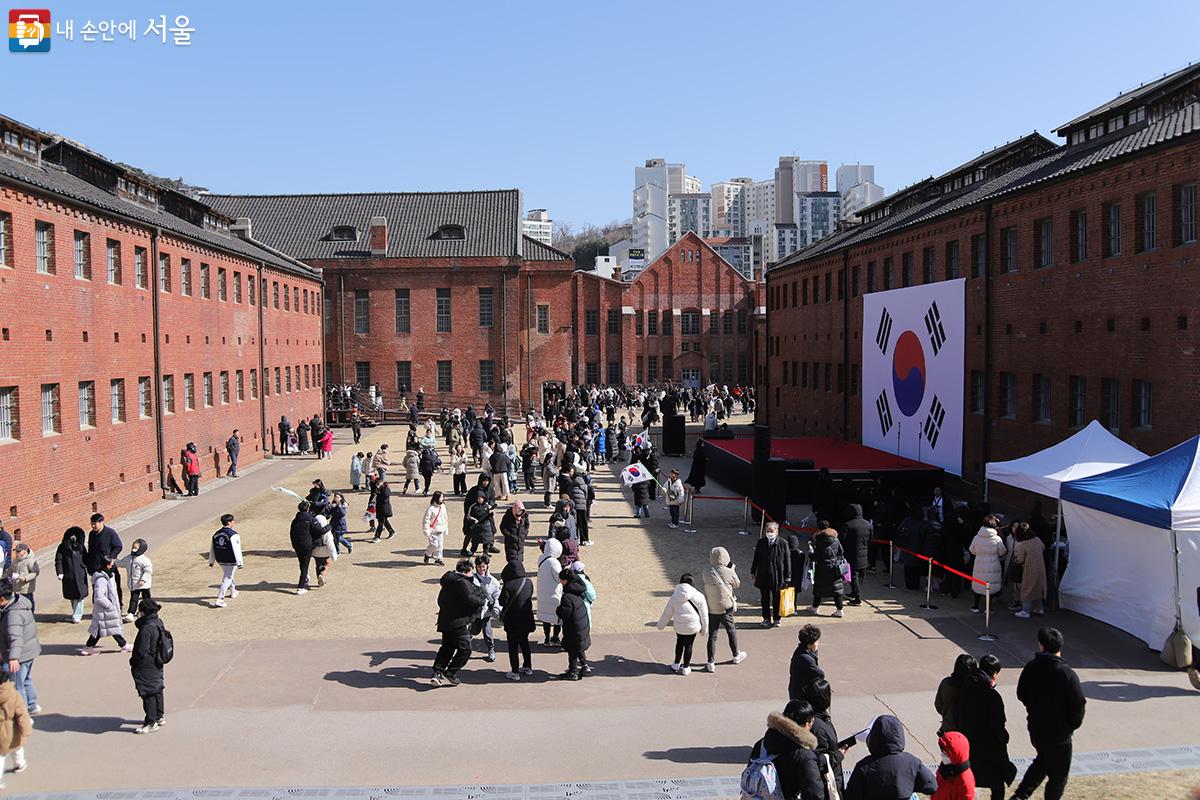 서대문형무소역사관 외벽의 대형 태극기와 전경 ⓒ이혜숙