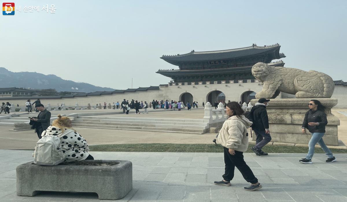 경복궁을 비롯한 광화문 주변은 외국인 관광객들이 즐겨 찾는 곳이다. ⓒ이정민 