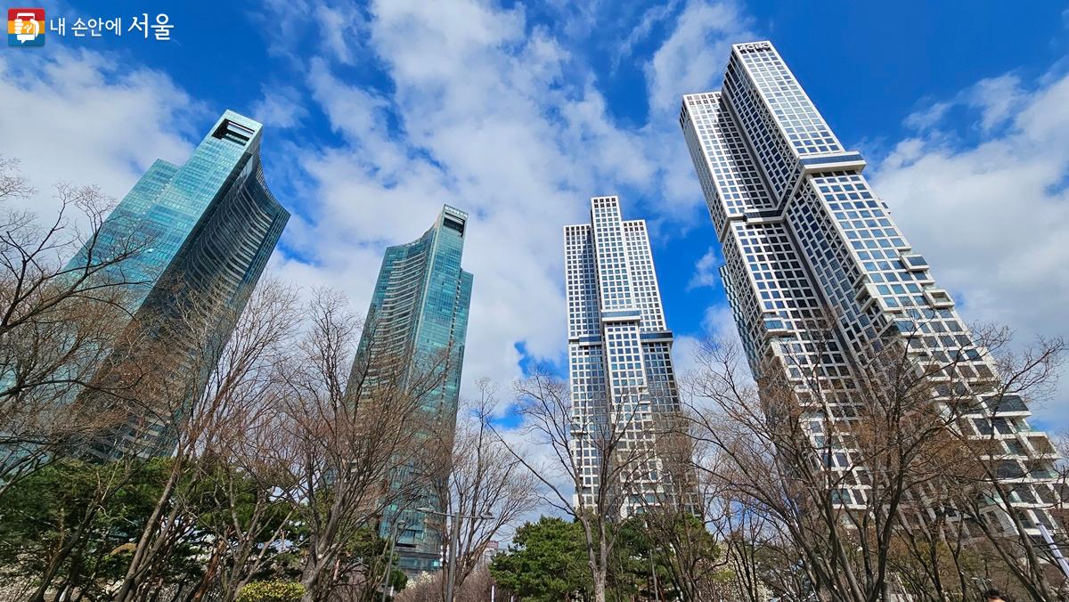 서울숲 공원과 빌딩, 파란 하늘과 어우러진 모습이 절경이다. Ⓒ최용수  