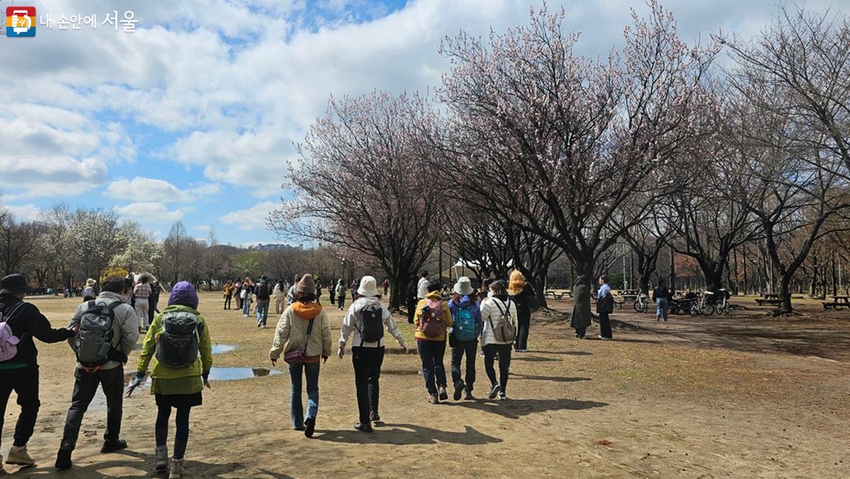 둘레길 걷기 동아리 회원들이 서울숲 문화예술공원 광장을 걸으며 봄을 만끽하고있다. Ⓒ최용수  