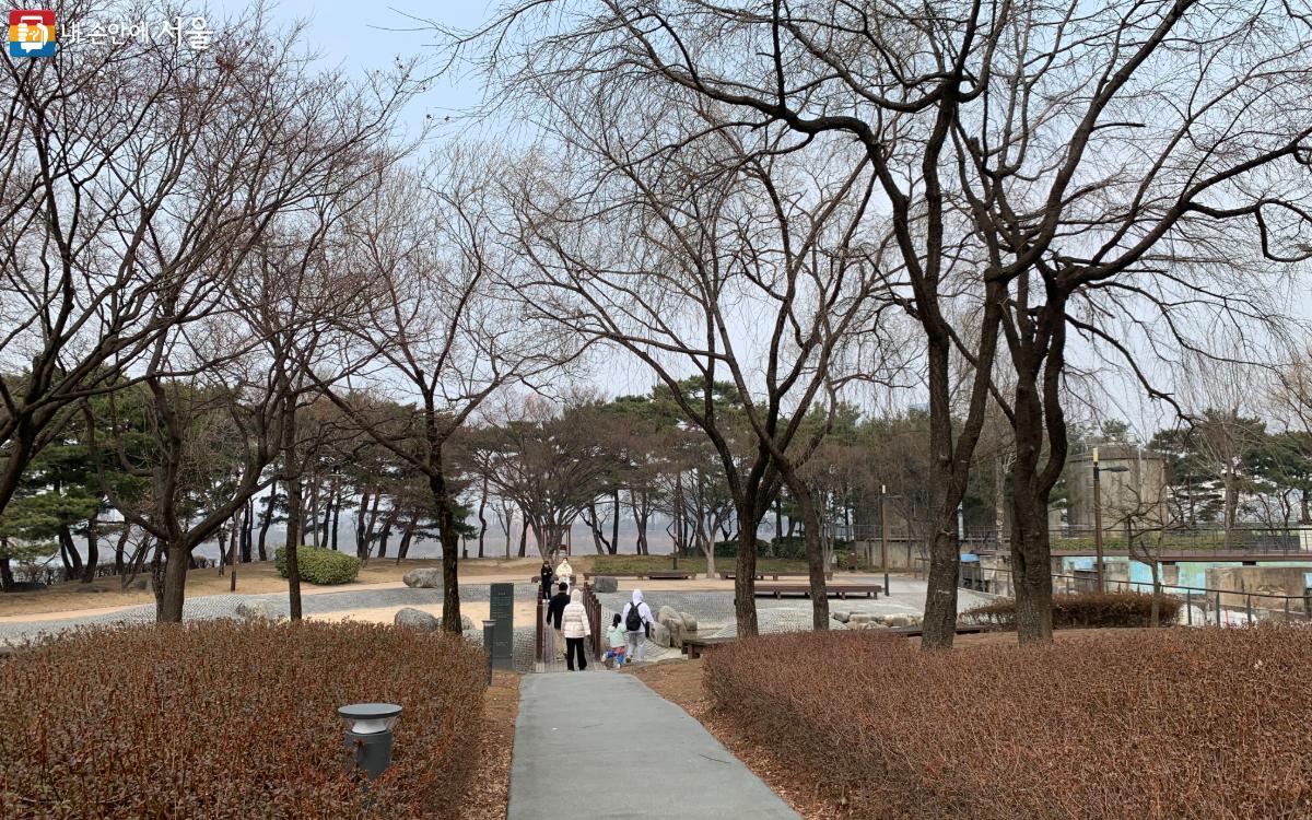 선유도공원을 찾은 시민들을 볼 수 있다. ©김도연