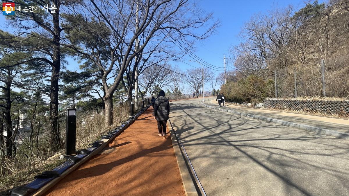 봄 햇살 가득한 황톳길을 걸으며 건강을 다지는 시민들 ⓒ이정민