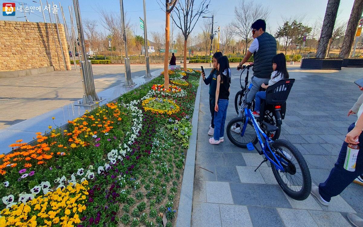 율현공원에 조성된 봄꽃을 감상 중인 시민들 ©엄윤주 