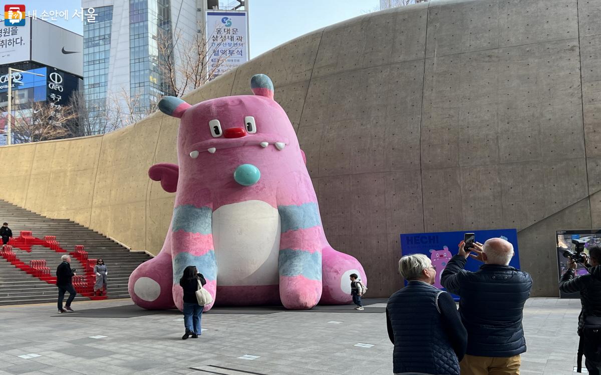 가이드와 함께 온 단체 관광객도, 개인 관광객도 모두 해치를 보면 사진을 먼저 찍는다. ⓒ박지영  