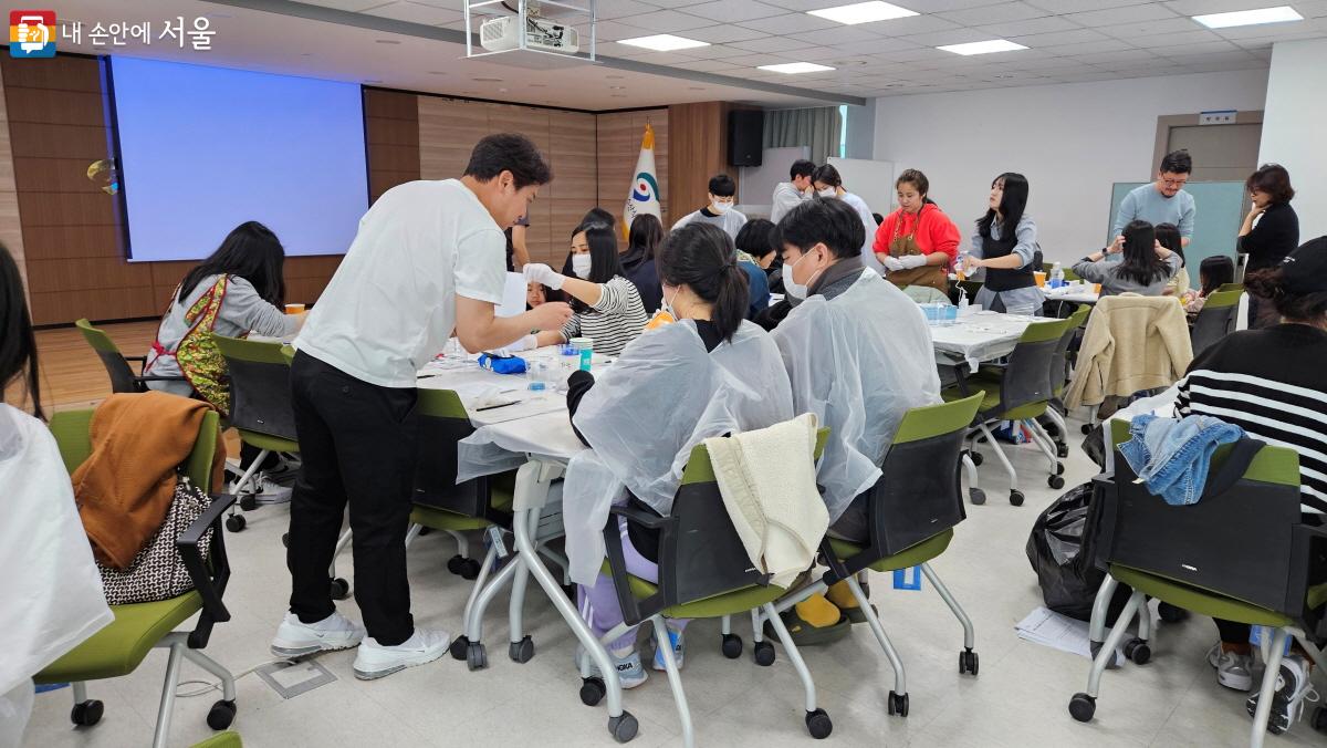 각각의 테이블마다 조금씩 다른 색의 ‘바다의 조각’을 만들었다. ©이선미 