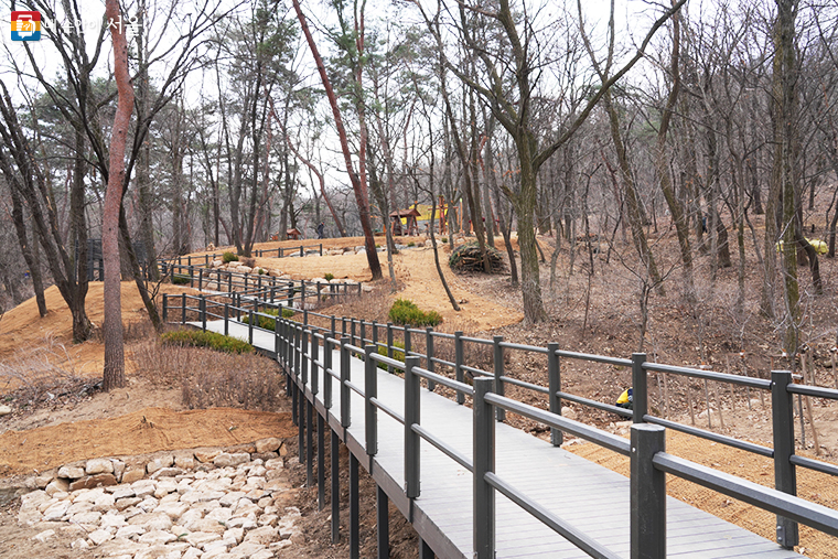서울시가 강북구 수유동에 방치된 숲을 체험형 숲속쉼터로 재조성하했다. 사진은 쉼터 진입데크로드.