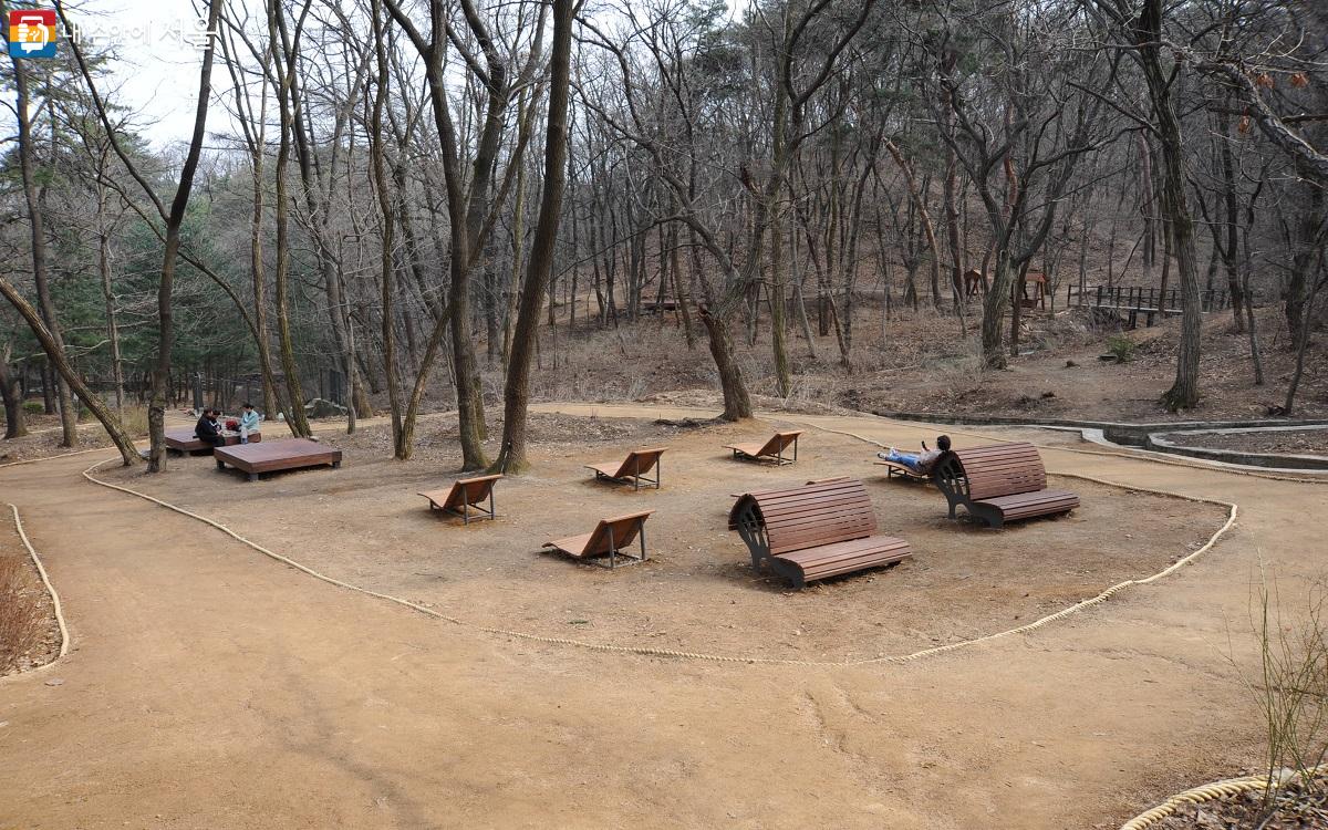 맨발 산책로 중앙부에 ‘햇빛이완숲’을 조성하고 선베드, 등펴기의자 등을 설치했다. ⓒ조수봉