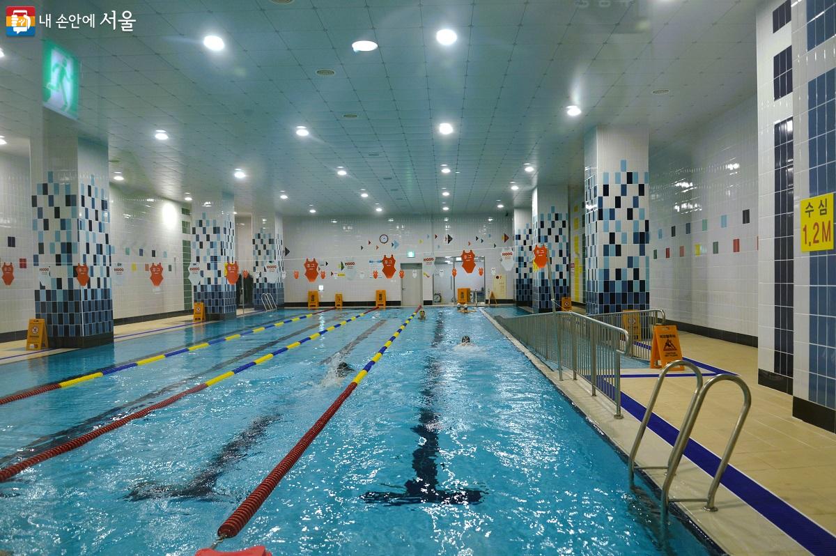 시간대 별, 대상 별 수영 강습이 이뤄지는 상계구민체육센터 지하 2층에 자리한 실내수영장 ©이봉덕