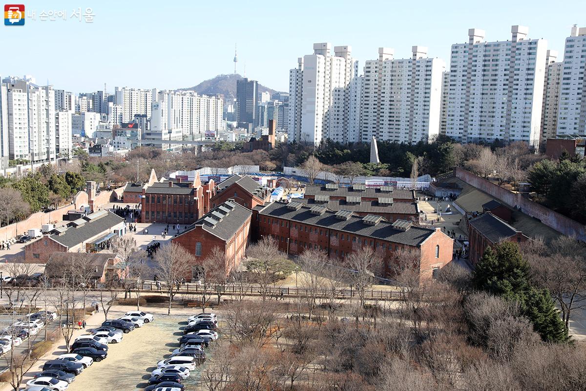 국립대한민국임시정부기념관 옥상에서 내려다 본 서대문형무소 전경 ⓒ이혜숙