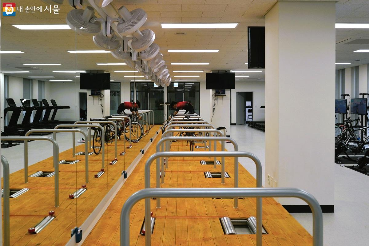 체육센터 3층에 자리한 사이클링 & 트라이애슬론(철인삼종경기) 트레이닝센터 ©이봉덕