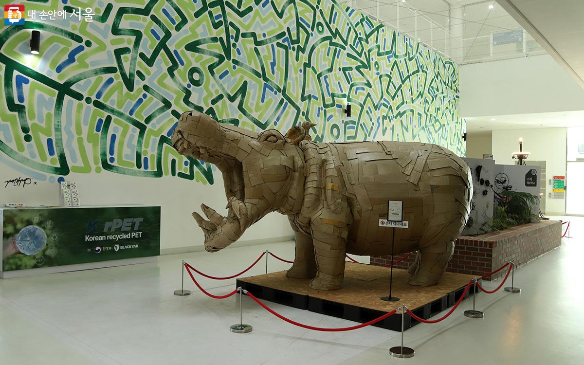 코뿔소 조형물은 버려진 박스와 포장지로 탄생했다. ©이혜숙