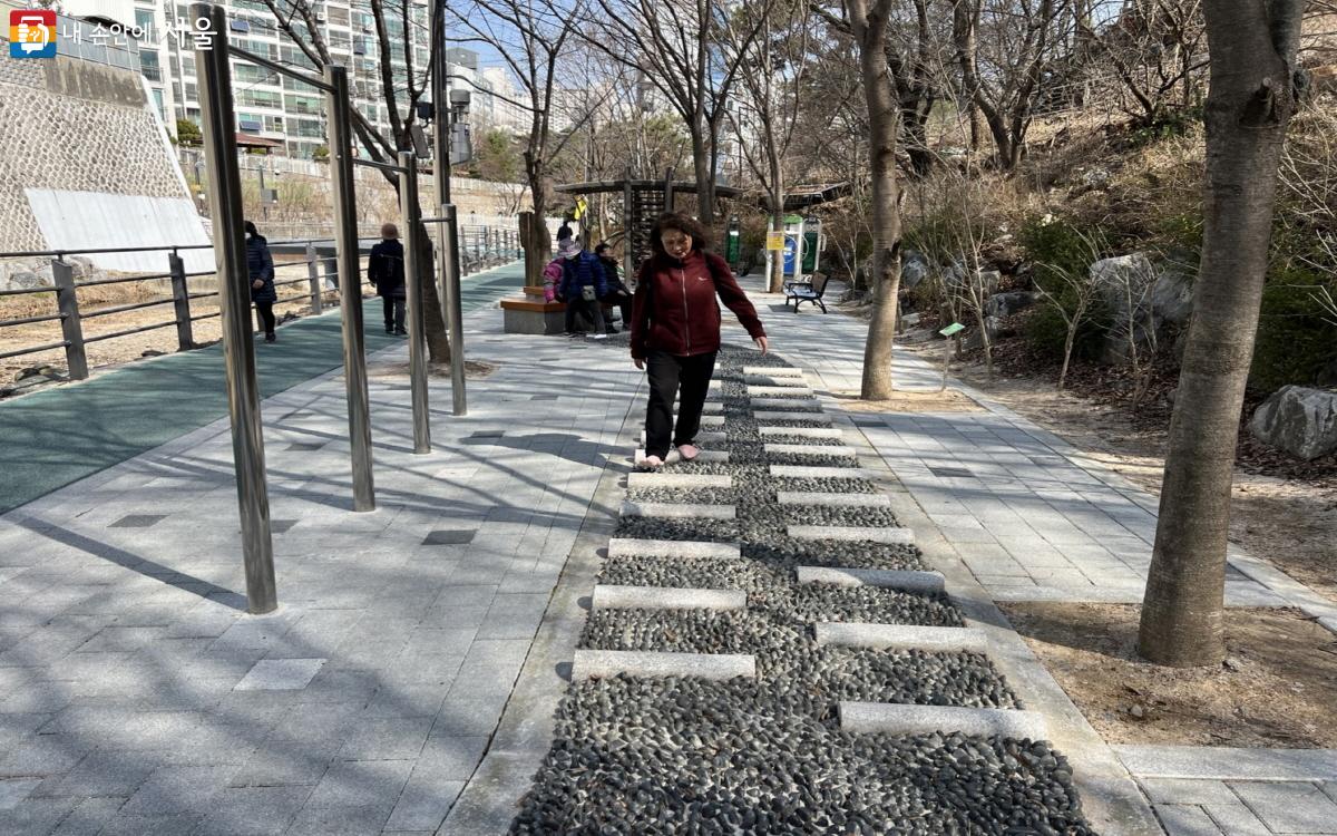 걷기뿐만 아니라 쉽게 할 수 있는 지압도 많은 시민들이 애용하는 공원 설비다. ©박지영 