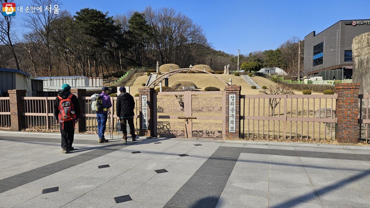 등산객들이 정의공주 묘역 안내를 읽고 있다. ⓒ이선미 