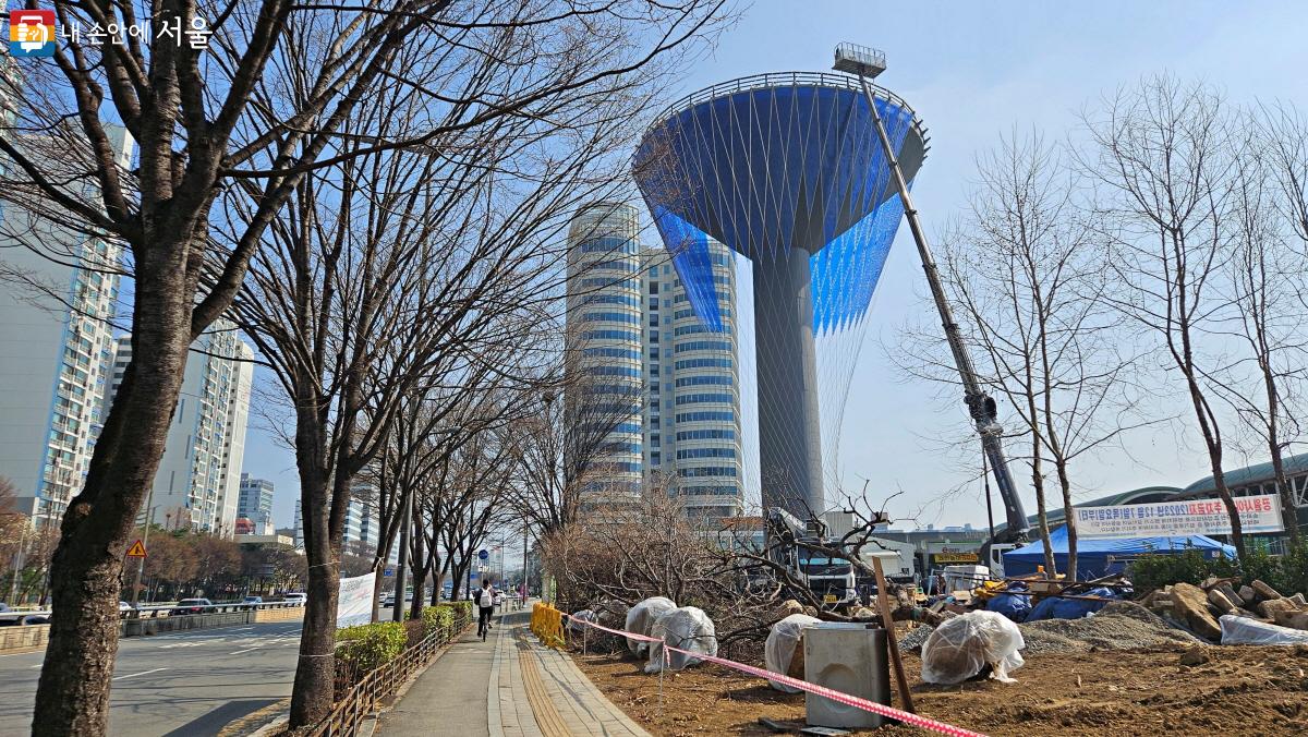 서울시와 송파구가 함께 만들어 가고 있는 ‘디자인 서울 2.0-권역별 공공미술’ 프로젝트 현장. 가락사거리 가로정원 조성사업도 진행 중이었다. ©이선미  