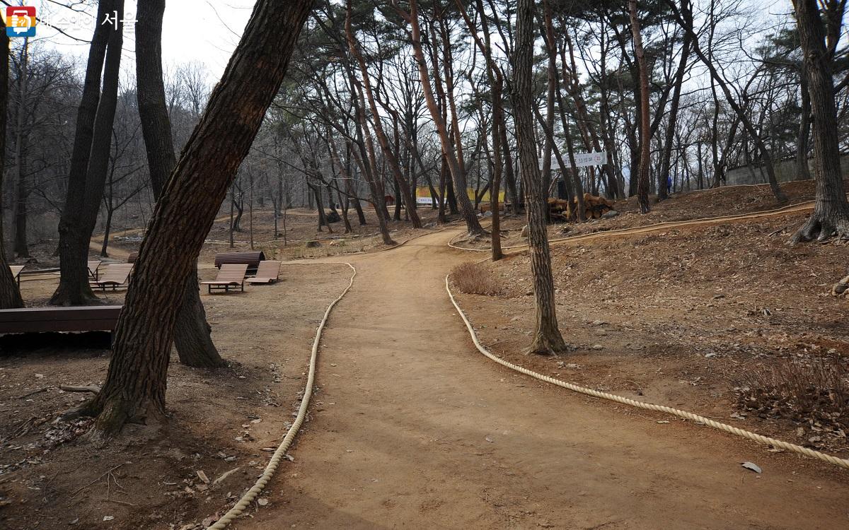 ‘햇빛이완숲’ 둘레의 맨발 산책로는 별도로 ‘사색쉼터’라 이름 지었다. ⓒ조수봉