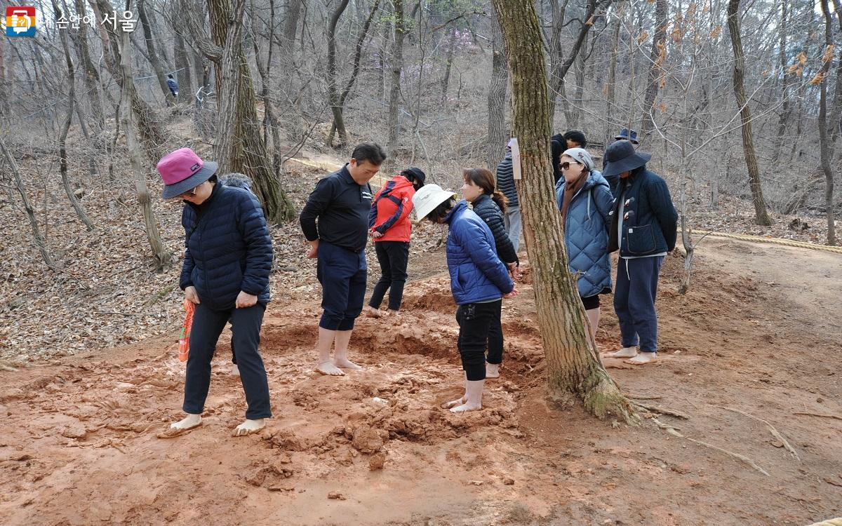 맨발 걷기 도중 황토밭에서 발 마사지 하는 시민들을 만났다.  ⓒ조수봉