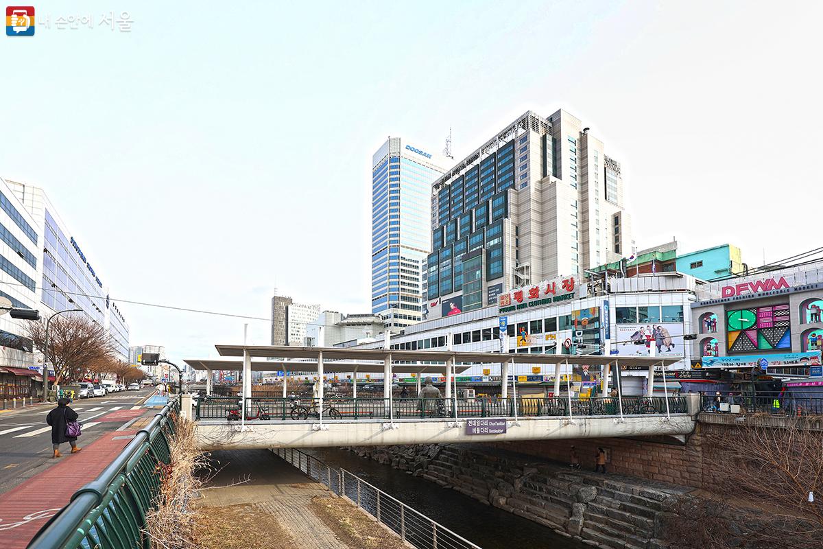 동대문 평화시장을 지나 출발하는 봄 라이딩 코스 ©김주연