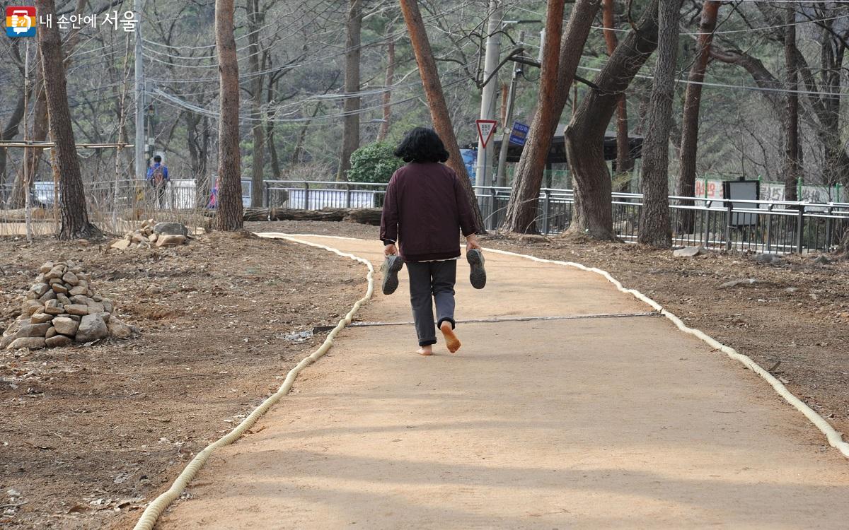 숲속쉼터에는 맨발 걷기를 위한 ‘맨발 산책로’가 조성돼 있다. ©조수봉