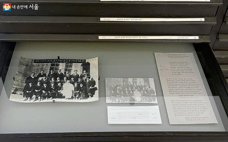 윤동주 시인의 어린 시절 명동소학교 졸업식 사진 ⓒ김수경
