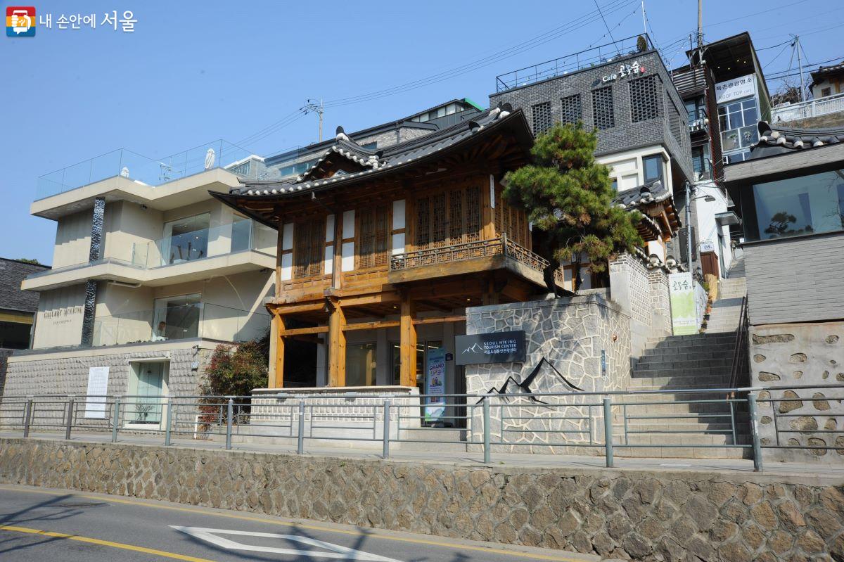 삼청동 문화거리에 ‘서울 도심 등산관광센터 북악산점’이 문을 열었다. ©조수봉