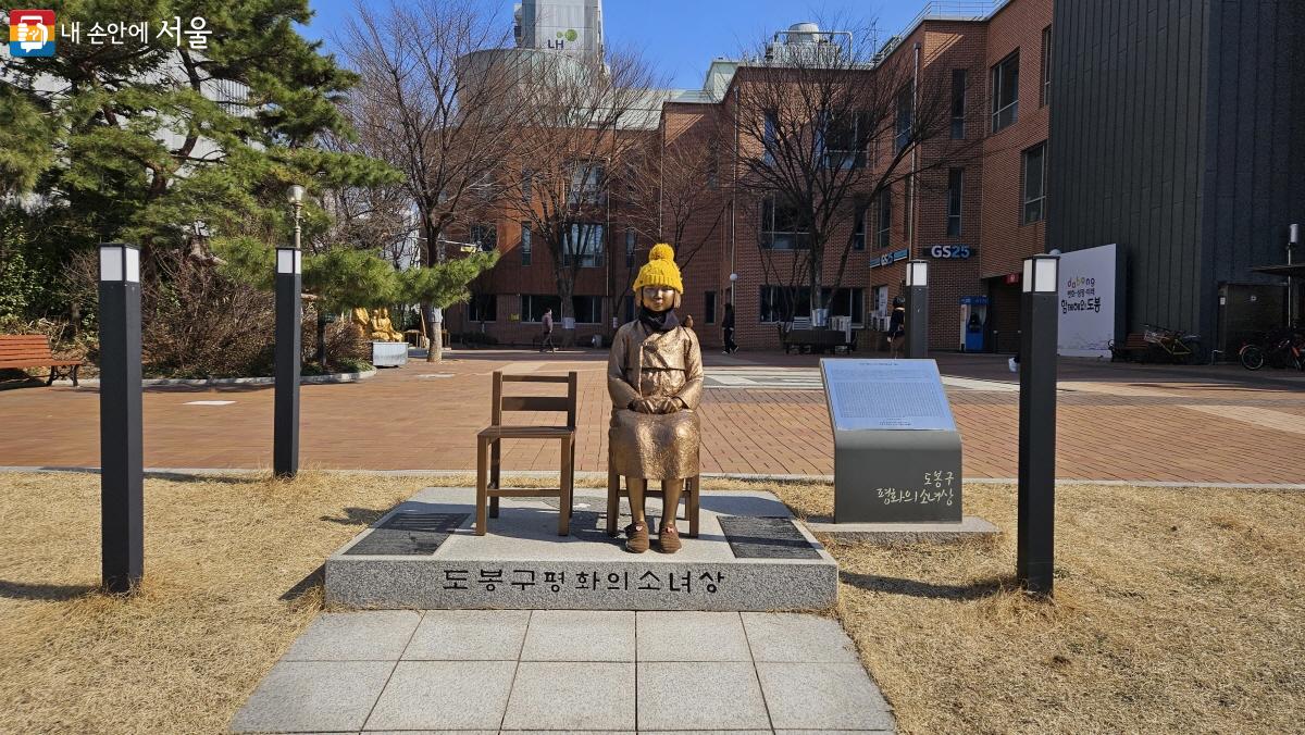 도봉구 평화의 소녀상은 구민들이 자발적으로 홍보하고 모금해 건립한 것이라 더 뜻깊다. ⓒ이선미  