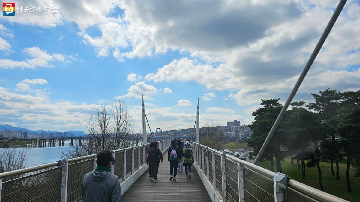 서울숲에서 보행전용가교를 통과하면 한강수변공원에 도착한다. Ⓒ최용수  