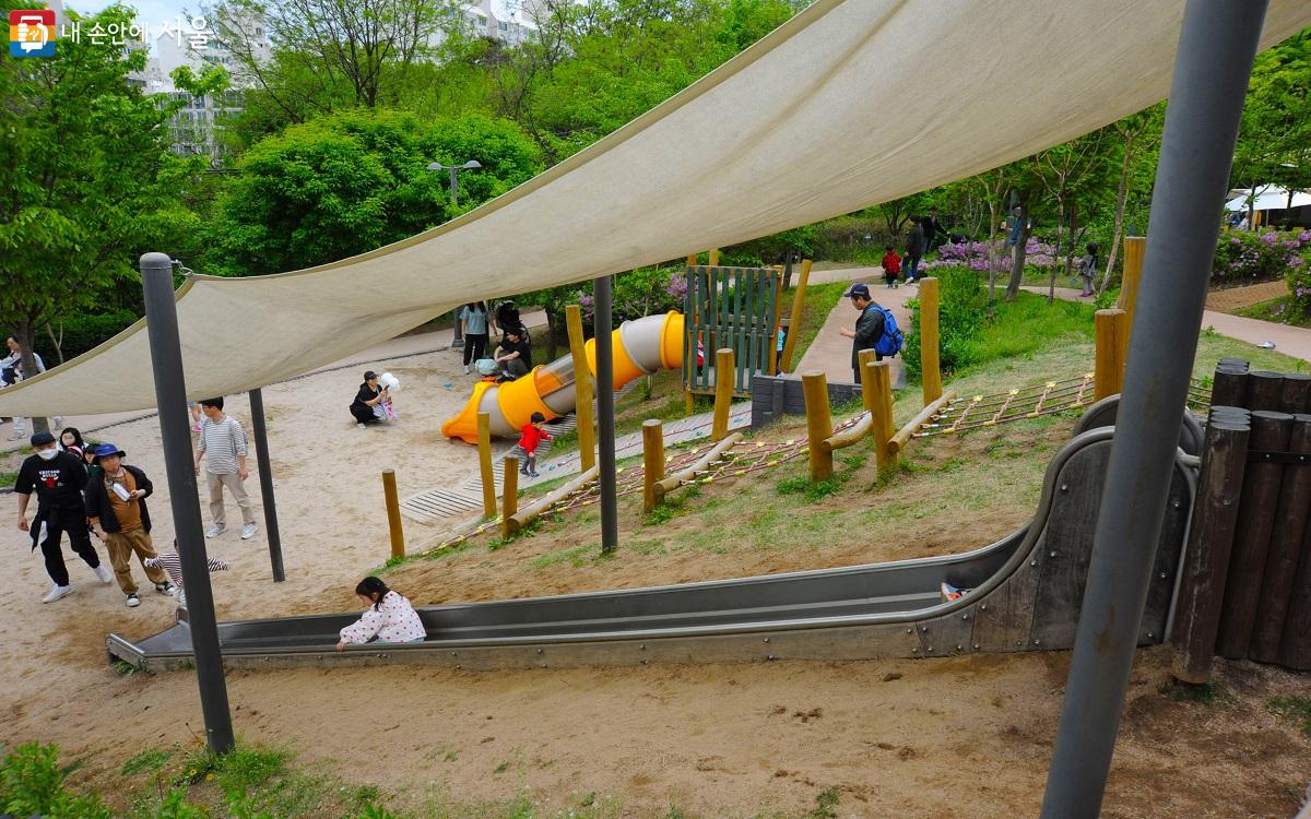 유아숲체험원에는 각종 놀이 시설도 조성돼 있다. ⓒ조수봉