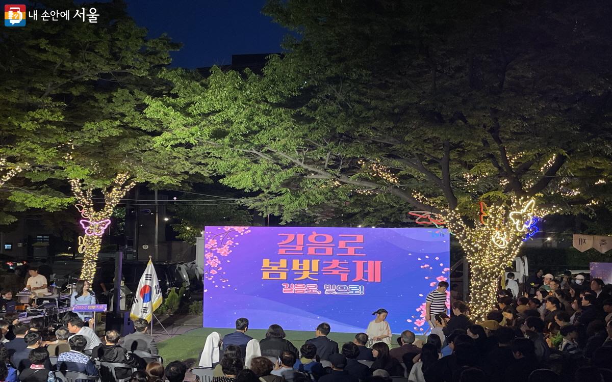 길음시장 입구~ 해맑은 어린이공원 구간에서 만날 수 있는 ‘길음로 봄빛축제’ ©이정민