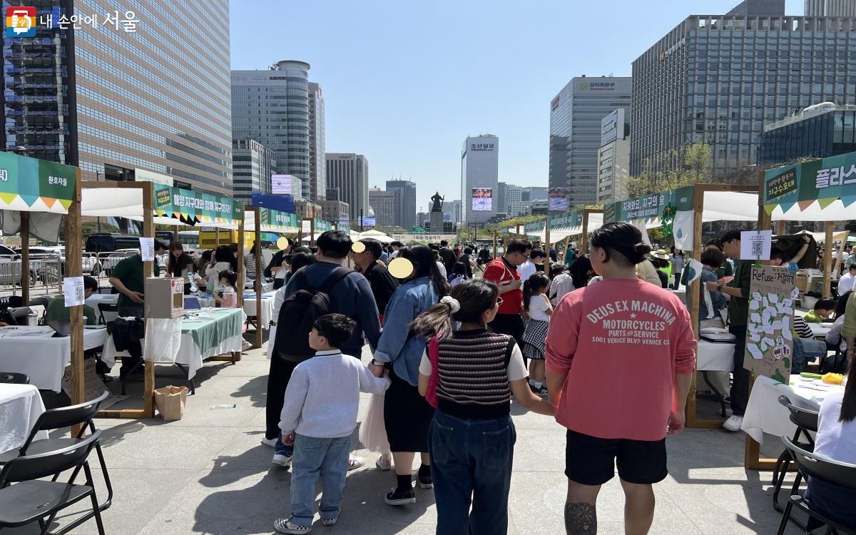 4월 13일, 광화문광장에서는 지구의 날 행사가 열려 많은 시민들이 찾아왔다. ©박지영