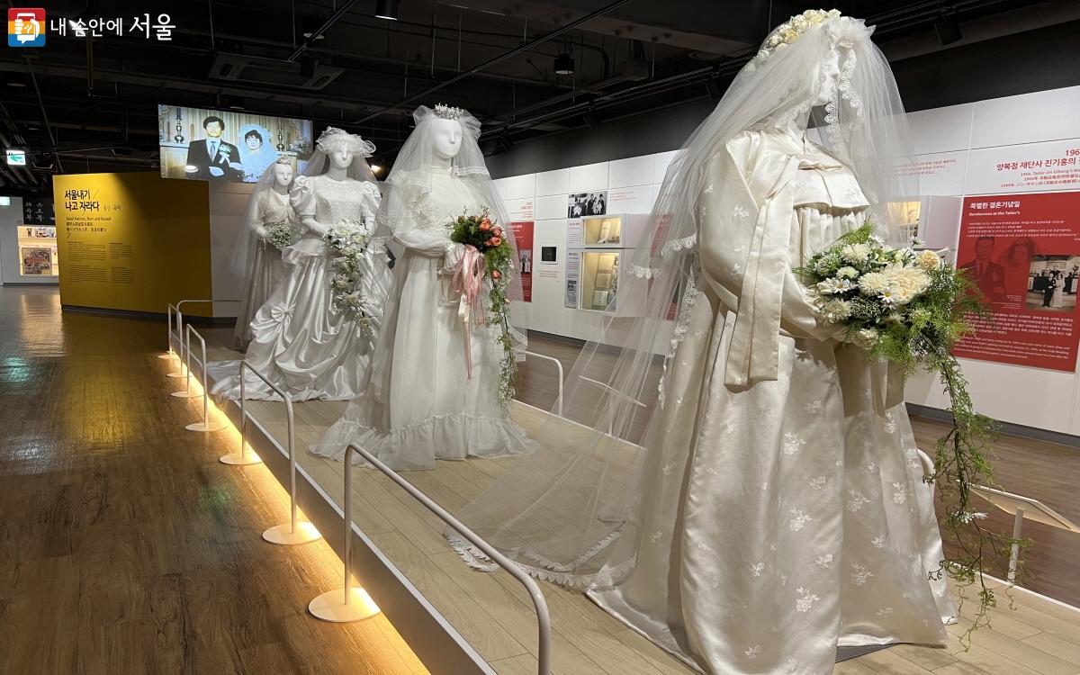 시대별 웨딩드레스와 필수 혼수품 등 서울 사람의 결혼 이야기가 재미있다. ©박지영