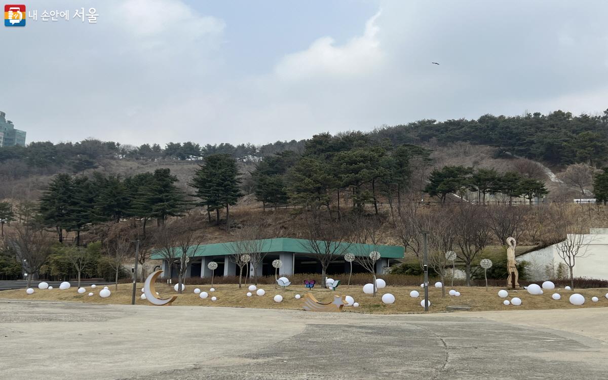 진입로에서 바라본 문화비축기지 전경. 매봉산 아래 6개의 문화 공간으로 변신한 탱크가 놓여 있다. ©박지영 