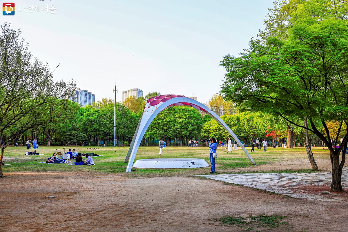 다양한 문화 행사들이 열리는 '가족마당무대'의 탁 트인 잔디밭 ©박우영