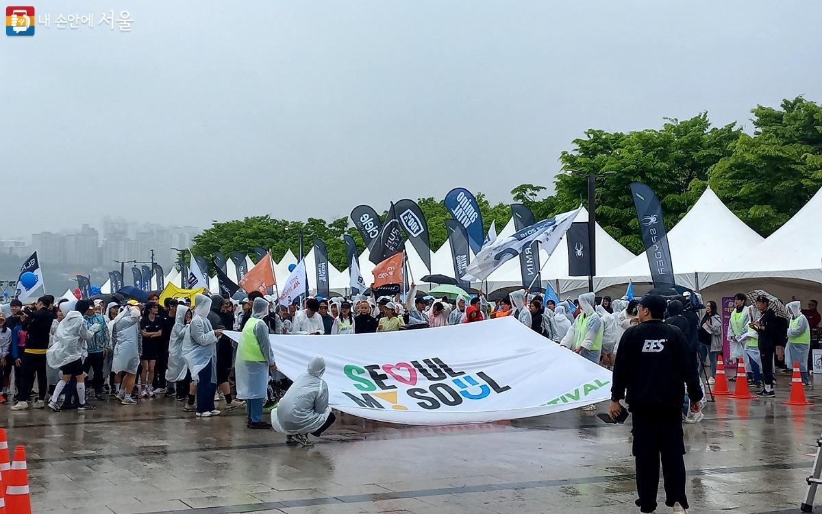 '서울 러너스 페스티벌' 참가자들이 출발 지점에서 오세훈 서울시장과 함께 단체 사진을 찍고 있다. ⓒ조현영