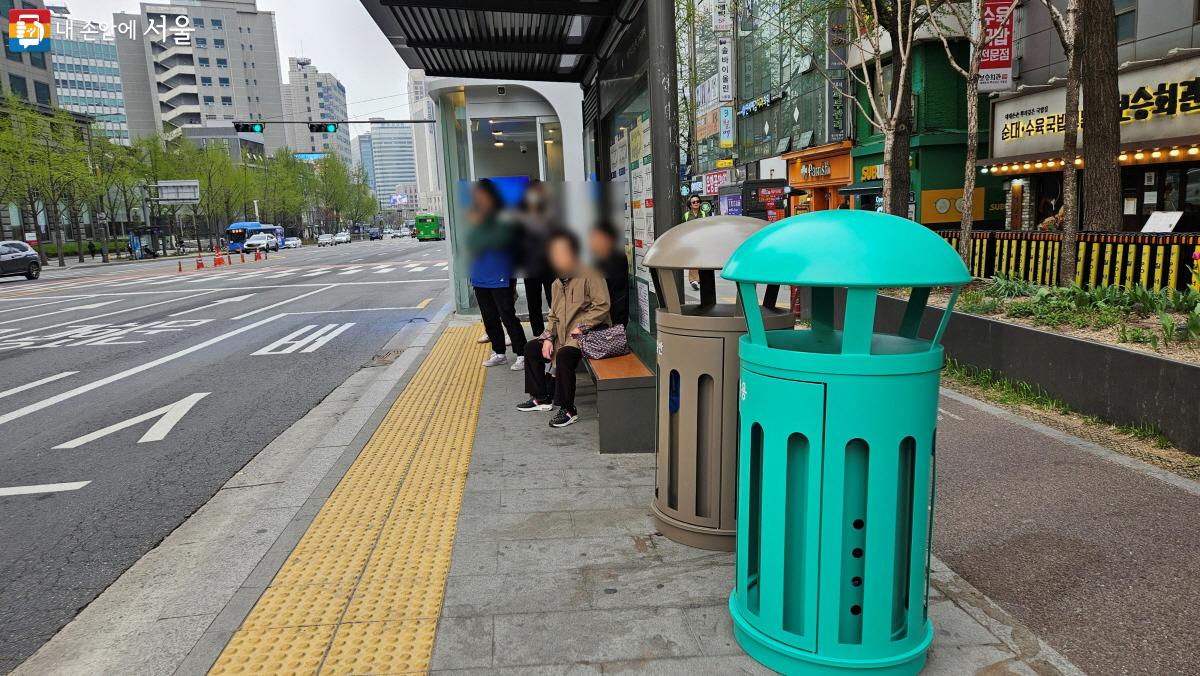 버스정류장에도 새 디자인으로 만든 쓰레기통이 설치되었다. ⓒ이선미 