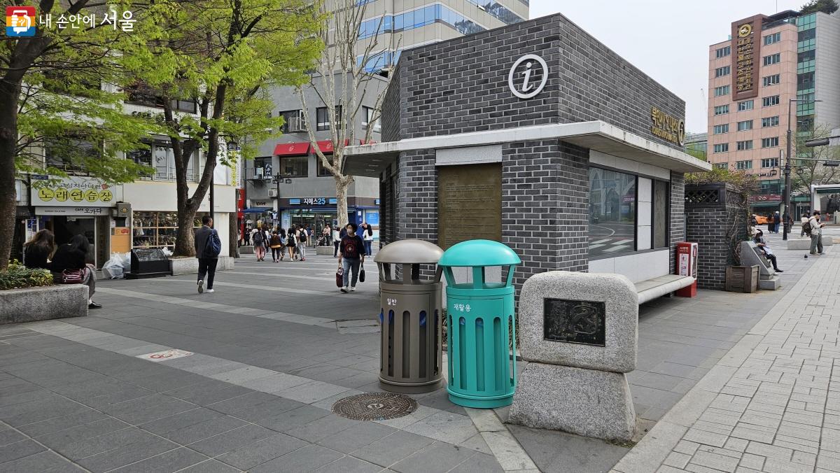 북인사마당 광장에도 새 디자인 쓰레기통이 설치되어 있다.ⓒ이선미 