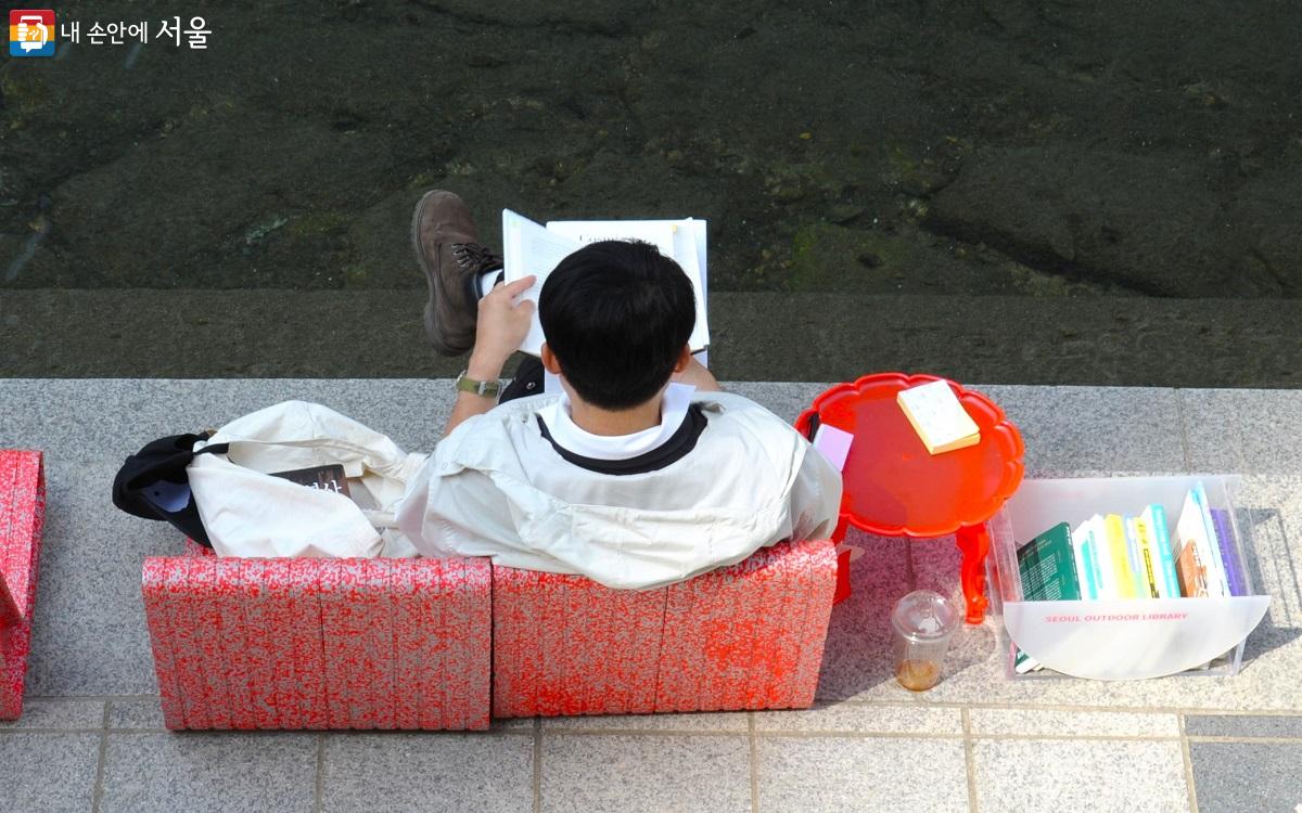 ‘책읽는 맑은냇가’에서 힐링의 시간을 보내는 시민의 모습 ©조수봉