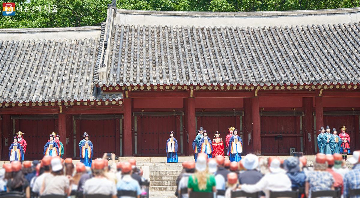 조선 인원왕후의 묘현례를 주제로 창작 뮤지컬과 의례 재현을 결합한 공연극 '묘현, 왕후의 기록'이 종묘 영녕전에서 진행되고 있다. ⓒ이정규