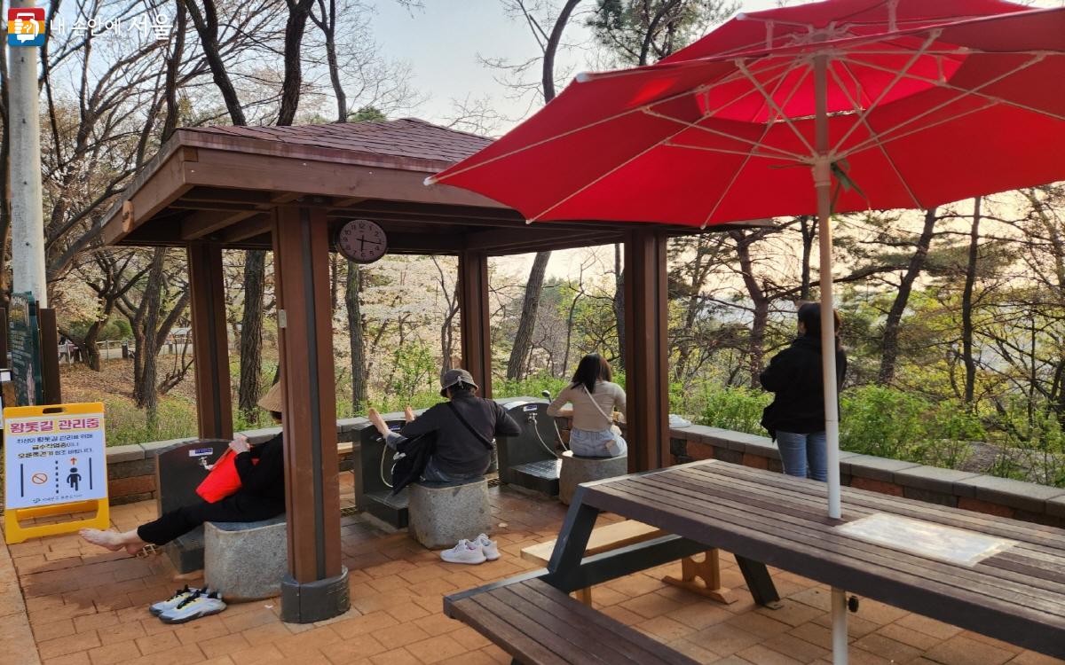 황톳길 곳곳에 발을 씻을 수 있는 세족대가 설치되어 있다. ⓒ윤혜숙