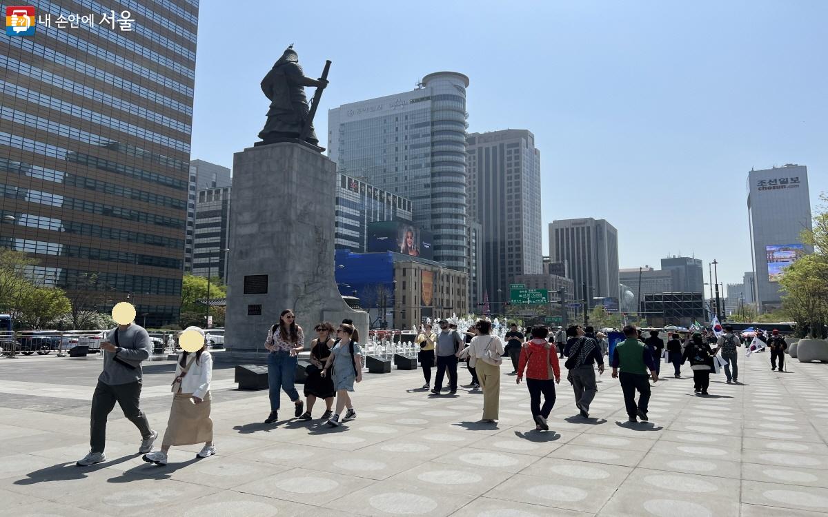 깊은 역사와 문화적 매력이 가득한 광화문광장은 서울을 찾아오는 국내외 관광객의 필수 방문지다. ©박지영