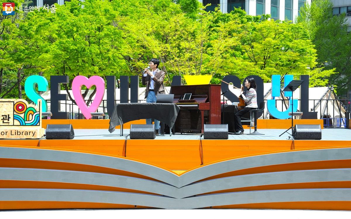 새로 조성된 상설무대에서 ‘문화가 흐르는 서울광장’의 정기 프로그램이 열리고 있다. ⓒ조수봉