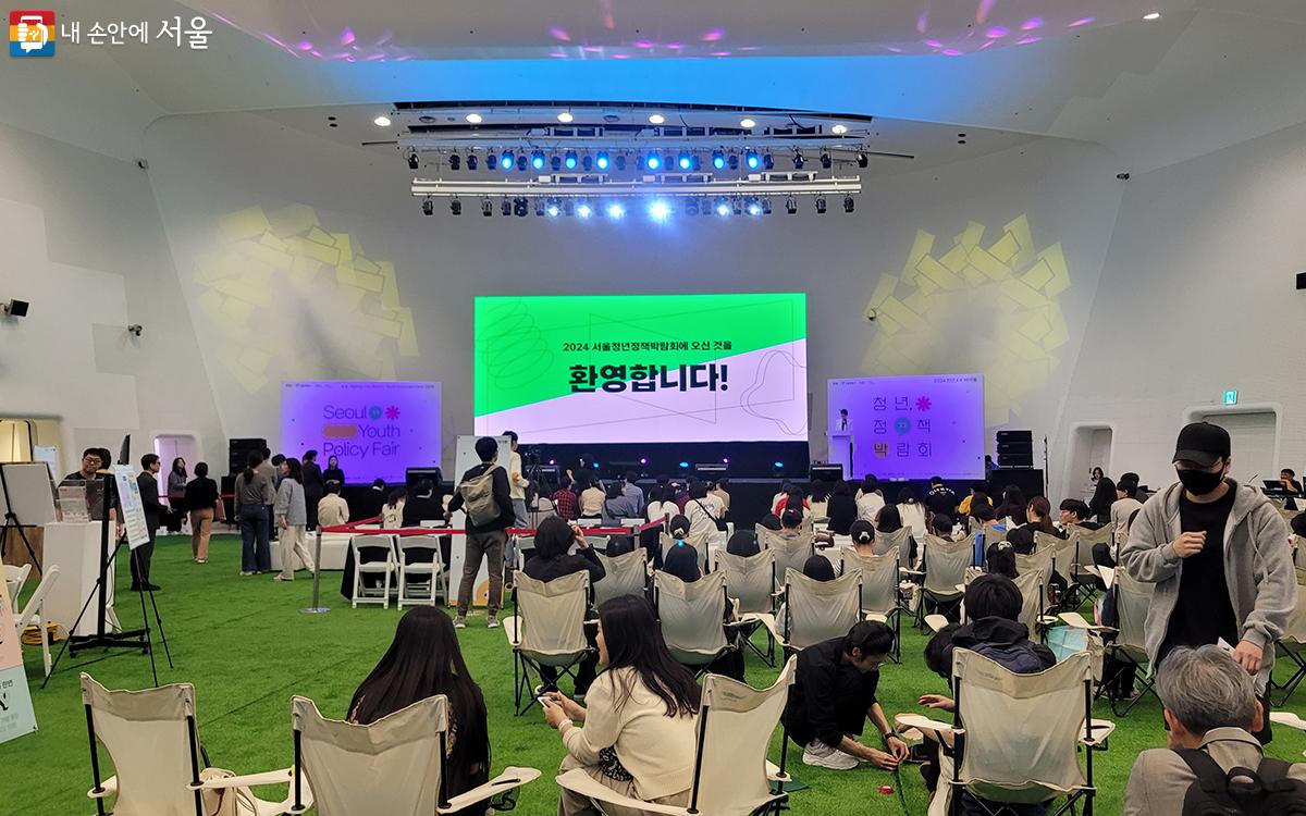 서울 청년정책박람회 현장에 캠핑용 의자와 초록색 잔디매트를 놓아 소풍 온 듯한 분위기를 조성했다. ⓒ정유리
