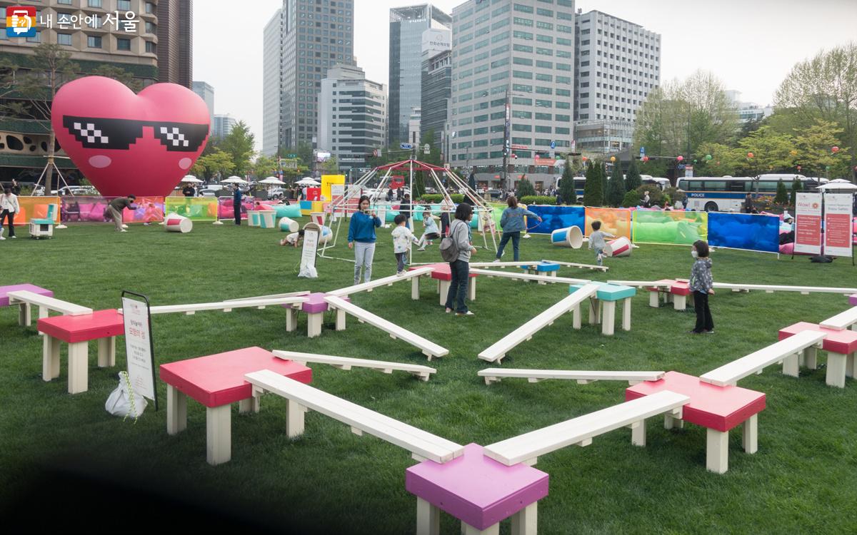 서울광장 중앙에 아이들이 뛰놀 수 있는 ‘창의 놀이터’를 마련했다. ©김인수