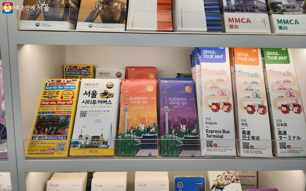 서울과 관련된 다양한 여행 책자들이 있다. ©박소예