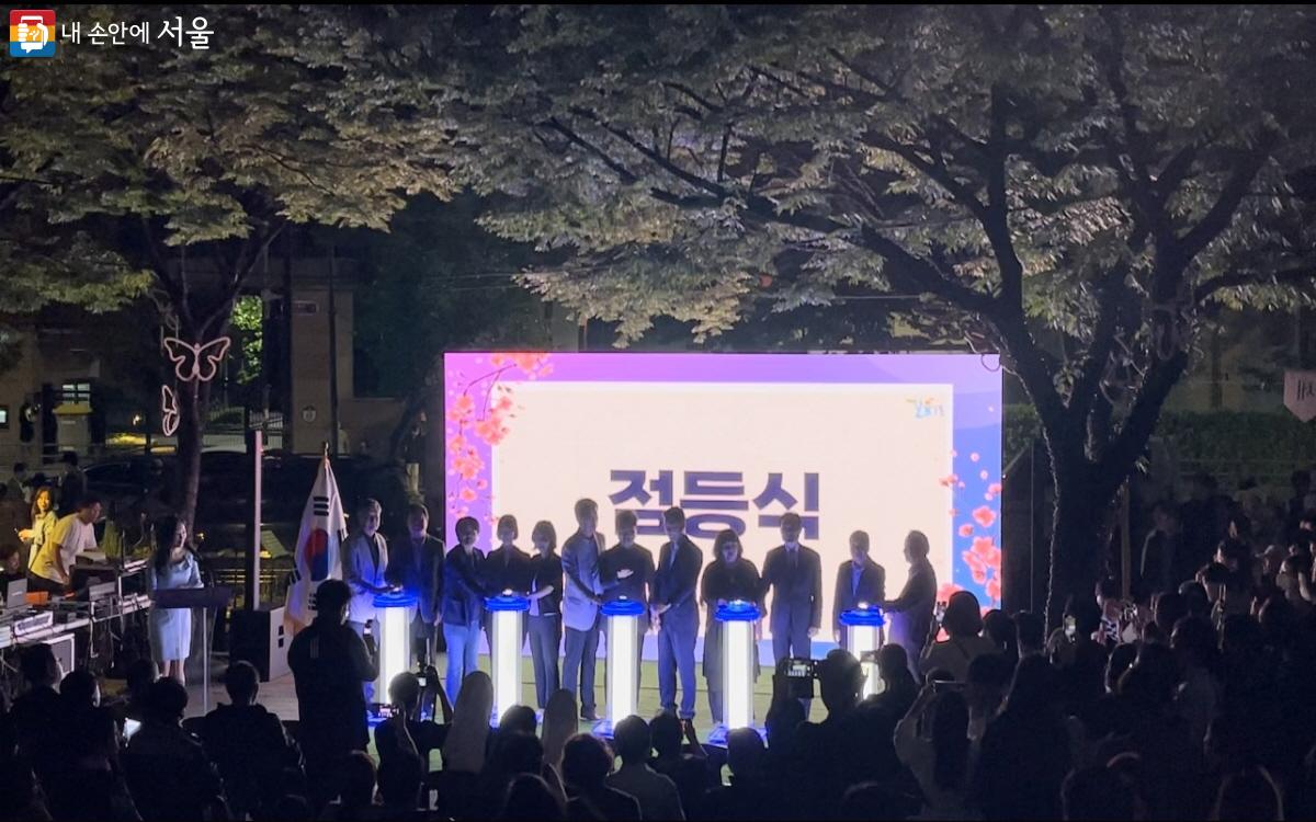 ‘길음로 봄빛축제’ 점등식을 알리는 카운트다운의 순간 ©이정민