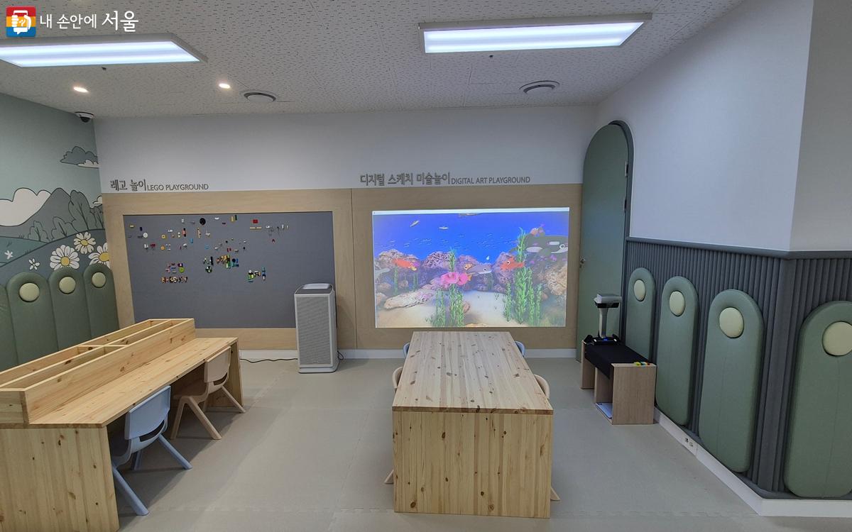 1층에는 디지털 놀이터 콘셉트로 어린이들을 위한 공간이 마련되어 있다. ⓒ노윤지