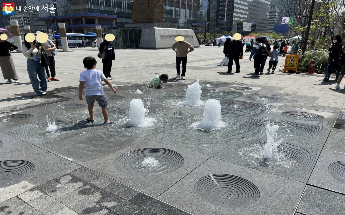 광장 분수가 가동되어 어린아이들의 물놀이 광경을 볼 수 있다. ©박지영  